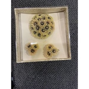 Vintage Beige Plastic Flower Cluster Jewelry Set. Brooch & Clip On Earrings